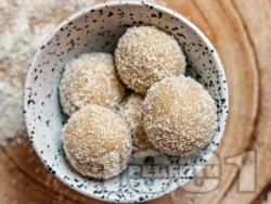 Здравословни бадемови топчета с мед, кокосово масло и кокосови стърготини - снимка на рецептата
